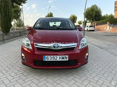 Usado Toyota Auris Hybrid Active 135 CV (99 kW) 2013 Granate Berlina