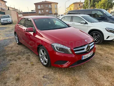 Usado Mercedes A180 Urban 109 CV (80 kW) 2013 Rojo Utilitario