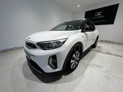 Usado Kia Stonic 100 HP (73 kW) 2022 Branco SUV