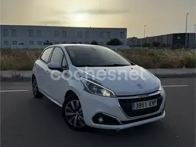 Usado Peugeot 208 Active 82 CV (60 kW) 2018 Blanco Utilitario
