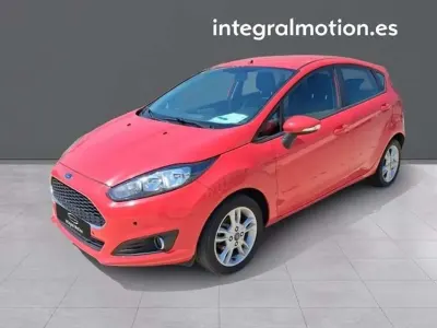 Usado Ford Fiesta Trend 101 CV (74 kW) 2016 Rojo Utilitario