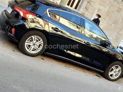 Usado Ford Focus Trend 125 CV (91 kW) 2019 Negro Berlina