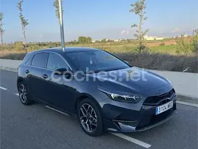 Usado Kia Ceed 120 CV (88 kW) 2022 Negro Utilitario