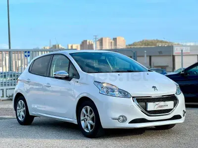 Usado Peugeot 208 Access 82 CV (60 kW) 2015 Blanco Utilitario