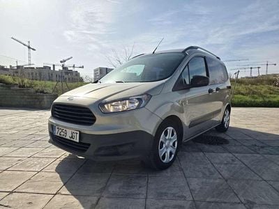 Usado Ford Tourneo Courier Ambiente 97 CV (71 kW) 2015 Marrón Monovolumen