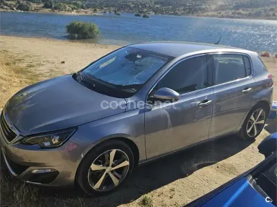 Usado Peugeot 308 Allure 120 CV (88 kW) 2015 Gris / plata Berlina