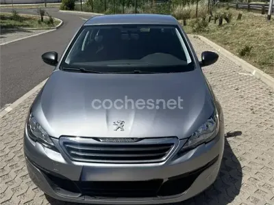 Usado Peugeot 308 Access 100 CV (73 kW) 2016 Gris / plata Berlina