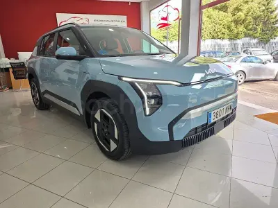 Begagnad Kia EV3 Air 150 kW (204 HK) 2025 Blå SUV