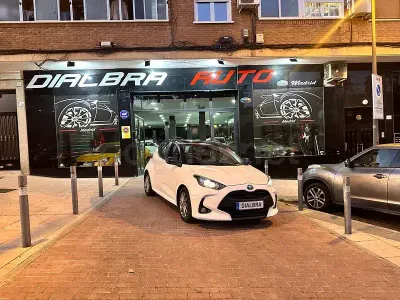 Usado Toyota Yaris Hybrid Active 116 CV (85 kW) 2022 Blanco Berlina