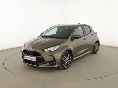 Usado Toyota Yaris Hybrid Style 116 CV (85 kW) 2024 Dorado Berlina