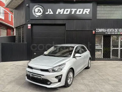 Usado Kia Rio 84 CV (61 kW) 2023 Gris / plata Berlina