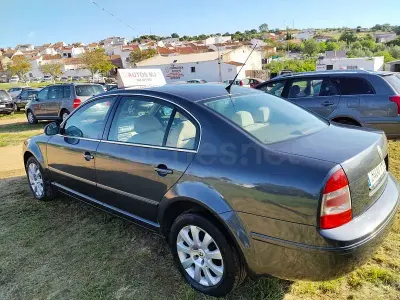 Usado Skoda Superb Comfort 140 HP (102 kW) 2007 Cinzento Sedan