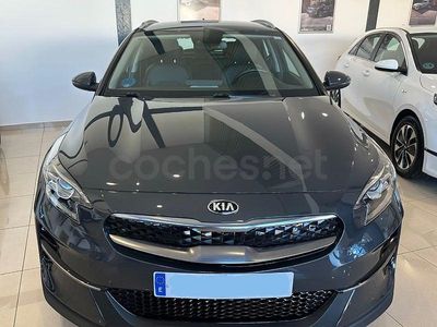 Usado Kia XCeed 141 CV (103 kW) 2022 Gris / plata SUV
