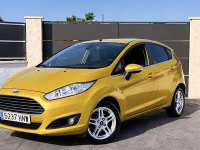 Usado Ford Fiesta Titanium 95 CV (69 kW) 2013 Amarillo Utilitario
