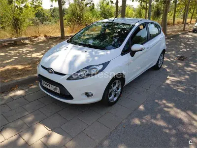 Usado Ford Fiesta Trend 70 CV (51 kW) 2012 Blanco Berlina