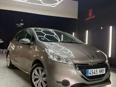 Usado Peugeot 208 Active 82 CV (60 kW) 2013 Marrón Utilitario