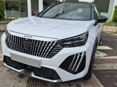 Käytetty Peugeot 2008 GT 130 HP (95 kW) 2023 Valkoinen Katumaasturi