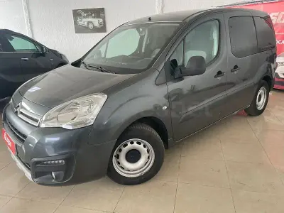 Usado Citroën Berlingo Live 100 CV (73 kW) 2018 Gris / plata Monovolumen