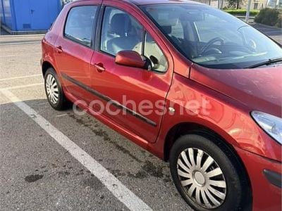 Usado Peugeot 307 90 CV (66 kW) 2006 Rojo Familiar