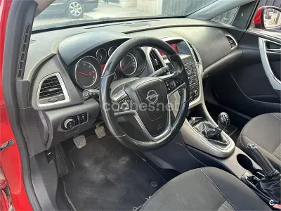 Usado Opel Astra Selective 95 CV (69 kW) 2012 Rojo Familiar