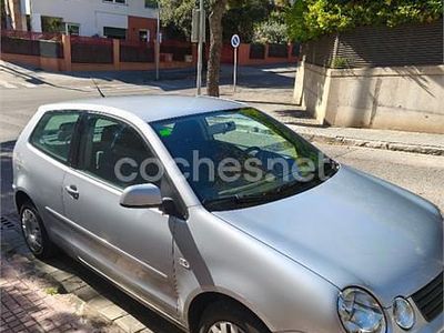 Usado VW Polo Highline 75 CV (55 kW) 2003 Gris / plata Berlina
