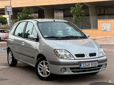 Usado Renault Scenic E-Tech 110 CV (80 kW) 2002 Gris / plata Monovolumen