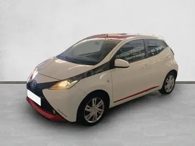 Usado Toyota Aygo X-play 69 CV (50 kW) 2016 Blanco Utilitario