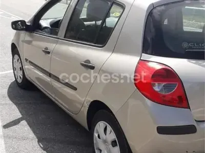 Begagnad Renault Clio II Expression 85 HK (62 kW) 2006 Beige Sedan
