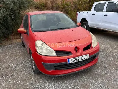 Usado Renault Clio II Authentique 60 CV (44 kW) 2005 Rojo Berlina