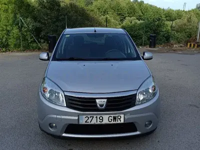 Usado Dacia Sandero Lauréate 75 CV (55 kW) 2010 Gris / plata Berlina