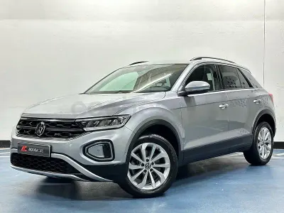 Usado VW T-Roc Life 150 CV (110 kW) 2023 Gris / plata SUV