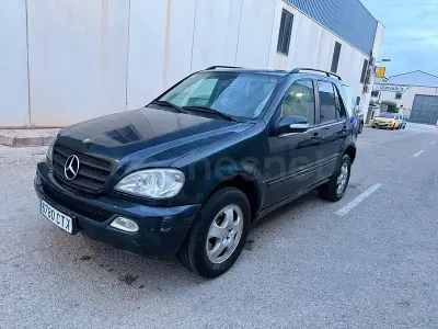 Usado Mercedes ML270 163 CV (119 kW) 2003 Negro SUV