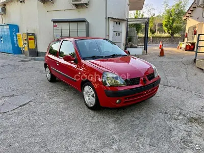 Begagnad Renault Clio II 75 HK (55 kW) 2005 Röd Sedan
