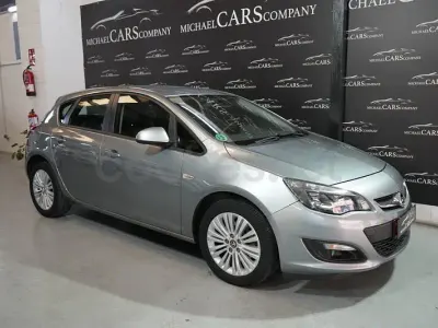 Usado Opel Astra Dynamic 110 CV (80 kW) 2015 Gris / plata Berlina