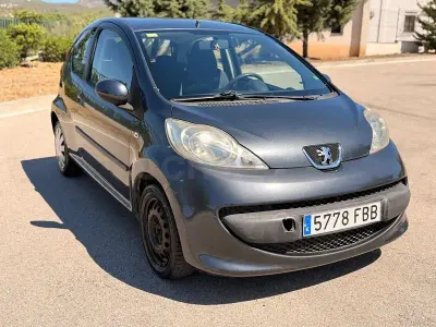 Usado Peugeot 107 54 CV (39 kW) 2006 Gris / plata Utilitario