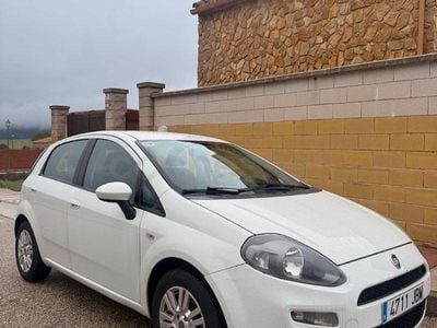 Usado Fiat Punto Young 75 CV (55 kW) 2015 Blanco Utilitario