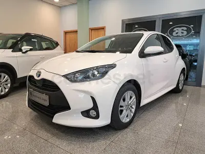 Usado Toyota Yaris Hybrid Business Edition 116 CV (85 kW) 2022 Blanco Berlina