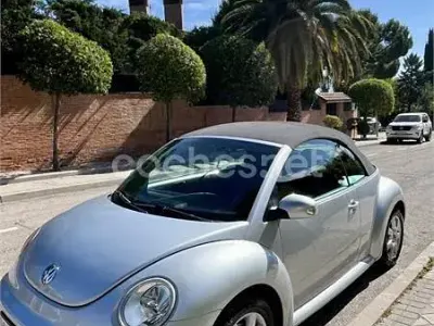Usado VW New Beetle 102 CV (75 kW) 2003 Gris / plata Utilitario