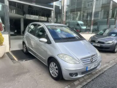 Usado Mercedes A150 95 CV (69 kW) 2005 Plateado Utilitario