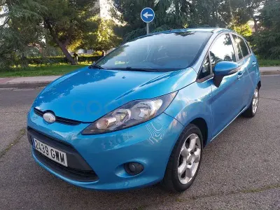 Usado Ford Fiesta Trend 82 CV (60 kW) 2010 Azul Berlina