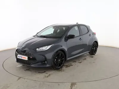 Usado Toyota Yaris Hybrid Plus 131 CV (96 kW) 2026 Gris Utilitario
