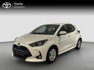 Usado Toyota Yaris Hybrid Active 116 CV (85 kW) 2021 Blanco Berlina