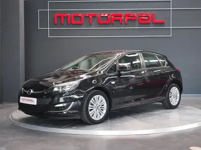 Usado Opel Astra Selective 110 CV (80 kW) 2013 Granate Berlina
