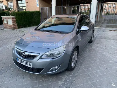 Usado Opel Astra Enjoy 95 CV (69 kW) 2011 Gris / plata Berlina