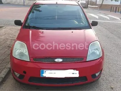 Usado Ford Fiesta Trend 100 CV (73 kW) 2004 Rojo Utilitario