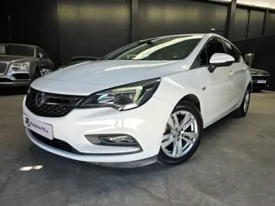 Usado Opel Astra Dynamic 110 CV (80 kW) 2019 Blanco Utilitario
