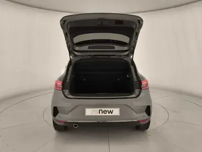 Usado Renault Clio V Techno 100 CV (73 kW) 2025 Gris Berlina