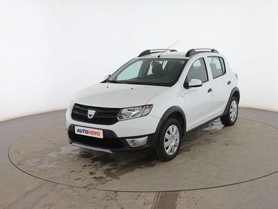 Usado Dacia Sandero Stepway 90 CV (66 kW) 2015 Blanco Utilitario