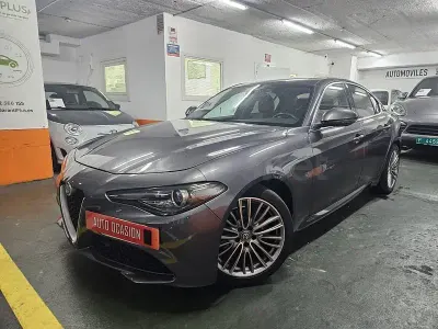 Usado Alfa Romeo Giulia Super 180 CV (132 kW) 2016 Gris / plata Berlina