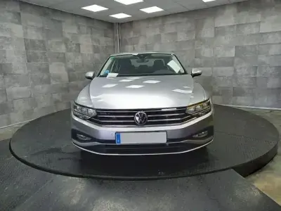 Usado VW Passat Business 150 CV (110 kW) 2022 Gris Familiar